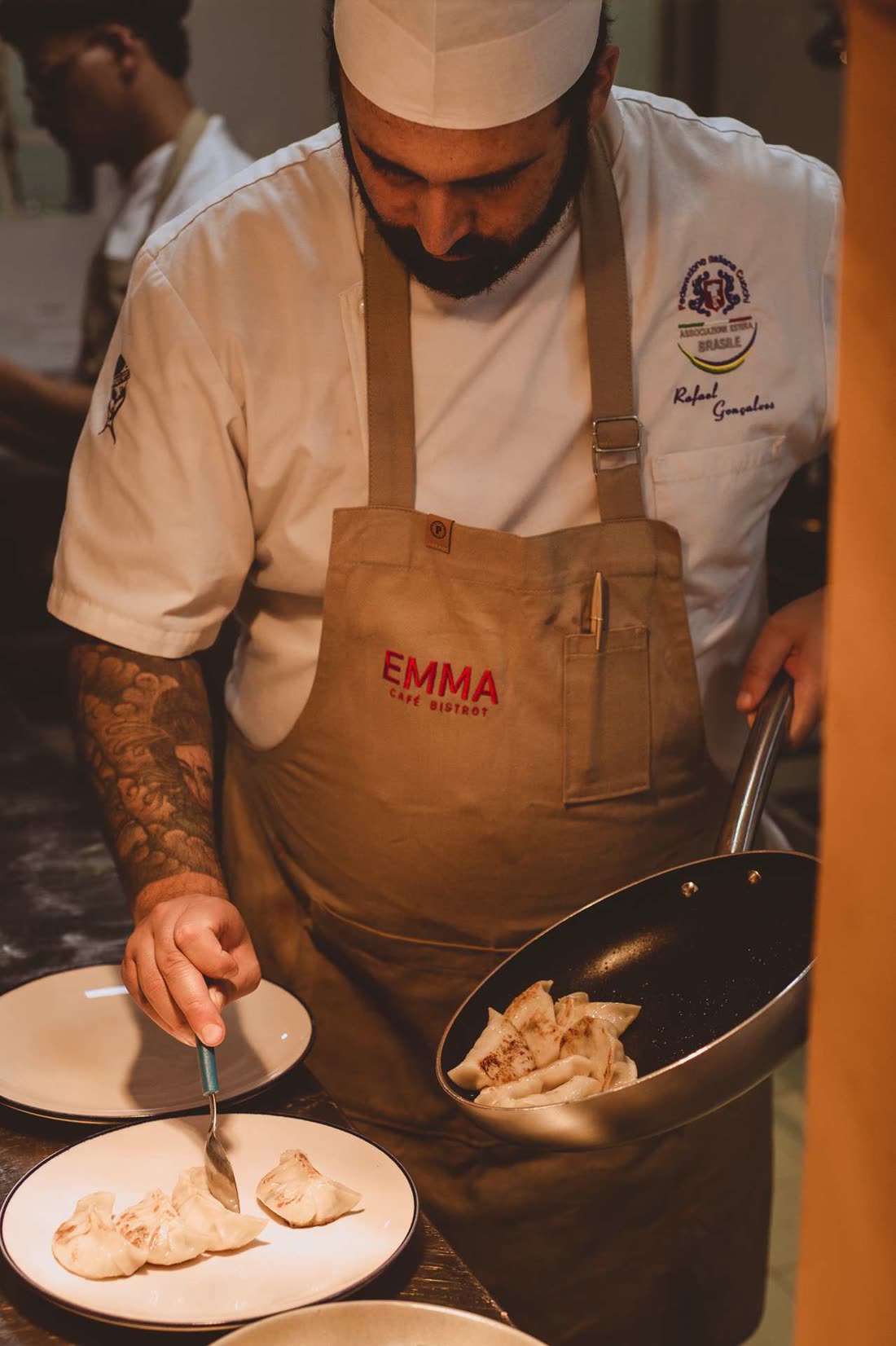 Chef finalizando o empratado na cozinha do Emma