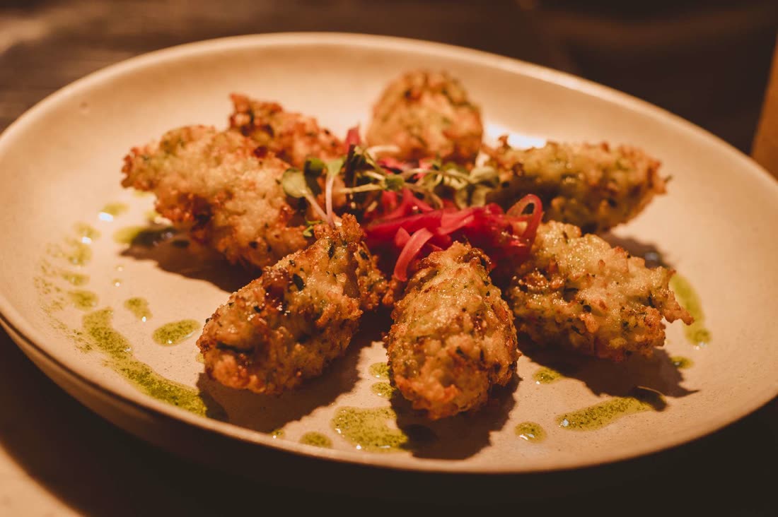 Croquetes dourados vistos de cima