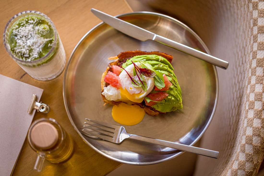 Avocado Garden: pão brioche, avocado maçaricado e ovos pochê