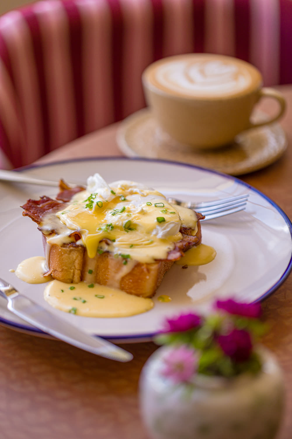 Eggs Benedict com molho hollandaise e cappuccino
