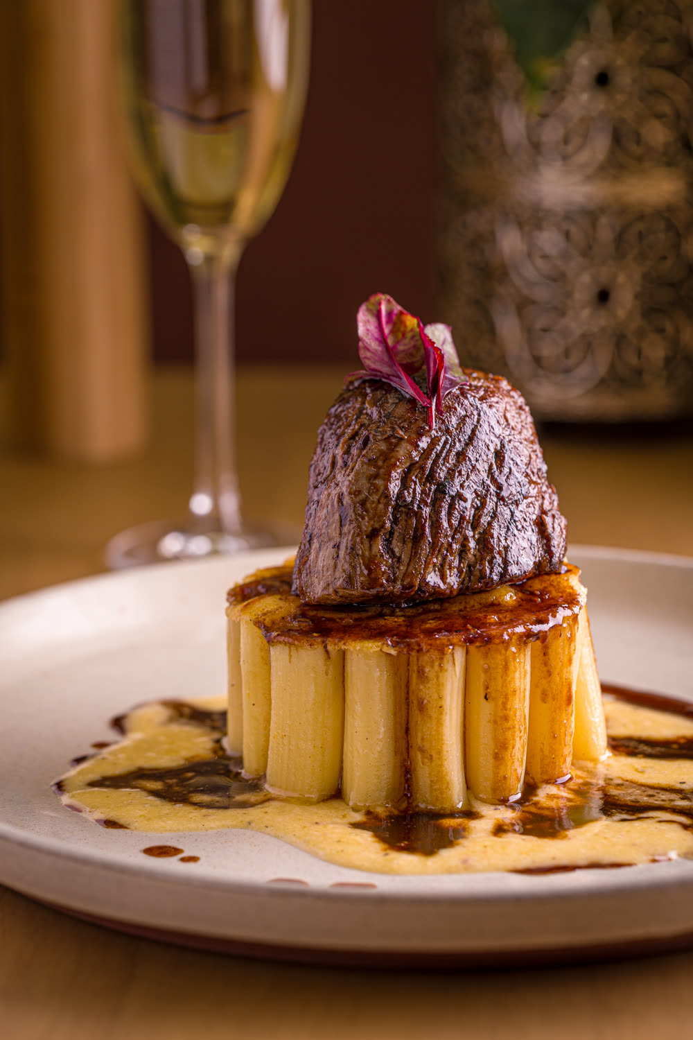 Fileto Emma: mignon ao demi-glace em torre de rigatoni gratinada