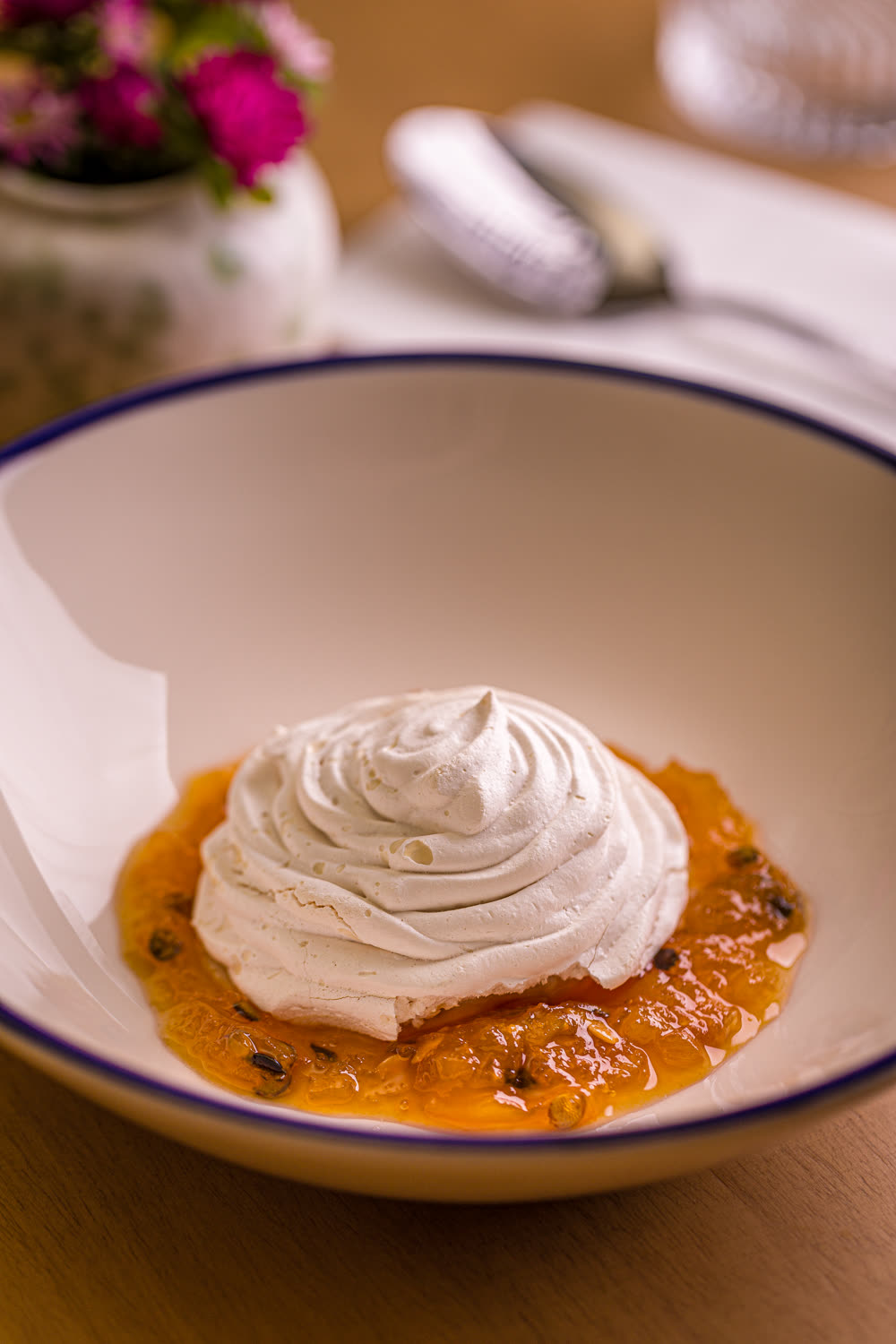Pavlova de baunilha com cullis de frutas amarelas