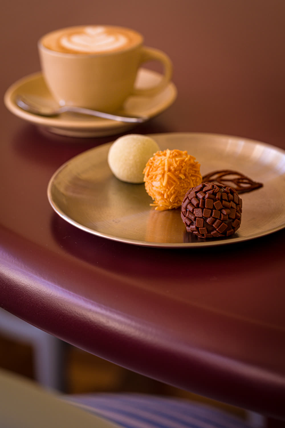 Trio de brigadeiros: capim-limão, coco queimado e belga