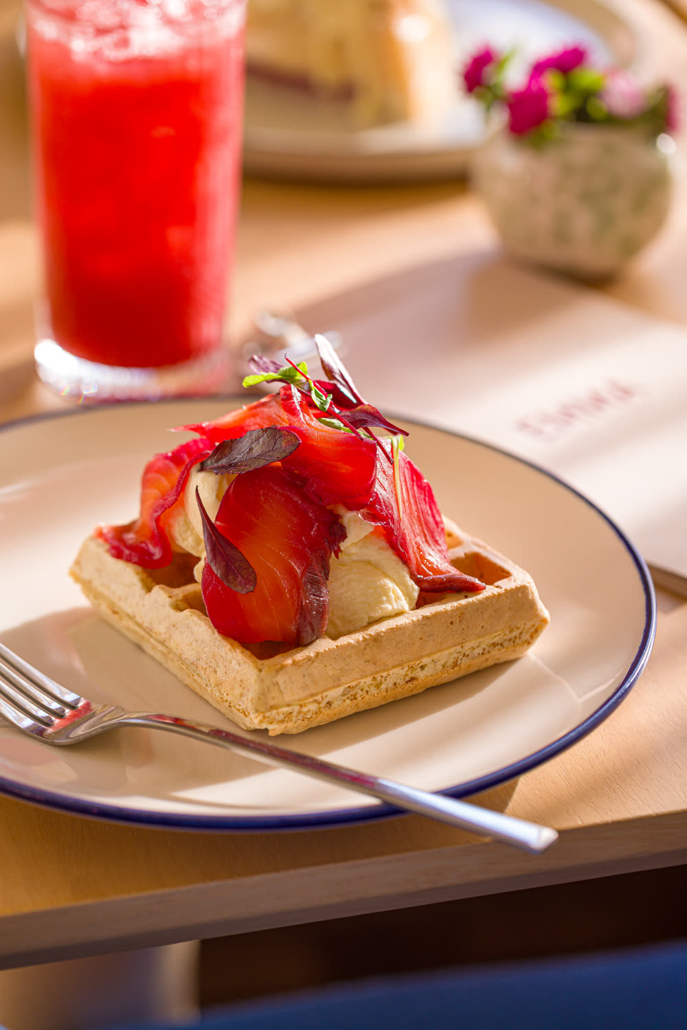 Waffle Salmon: salmão curado, tomate marinado e pesto
