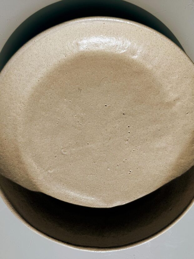 Pratos de cerâmica artesanal garimpados para o Emma