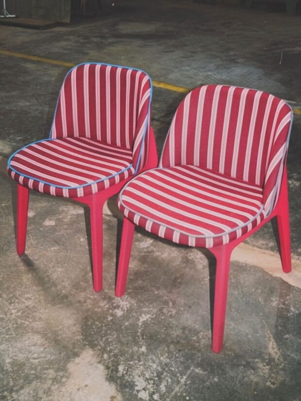 Cadeiras listradas rosa e vermelho, parte do garimpo de mobiliário do Emma