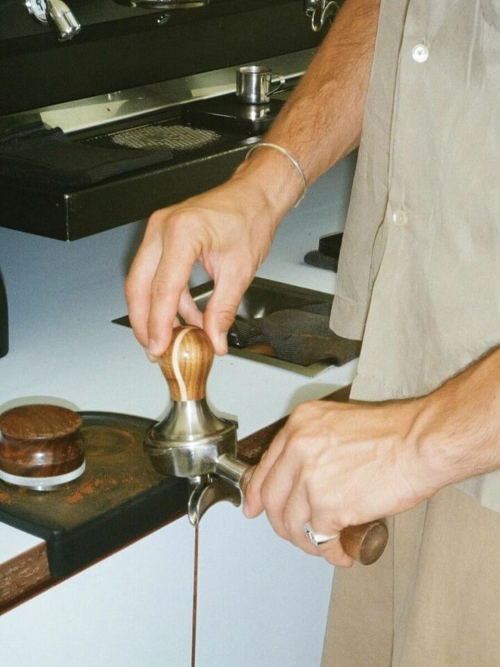 Barista preparando café na máquina espresso do Emma